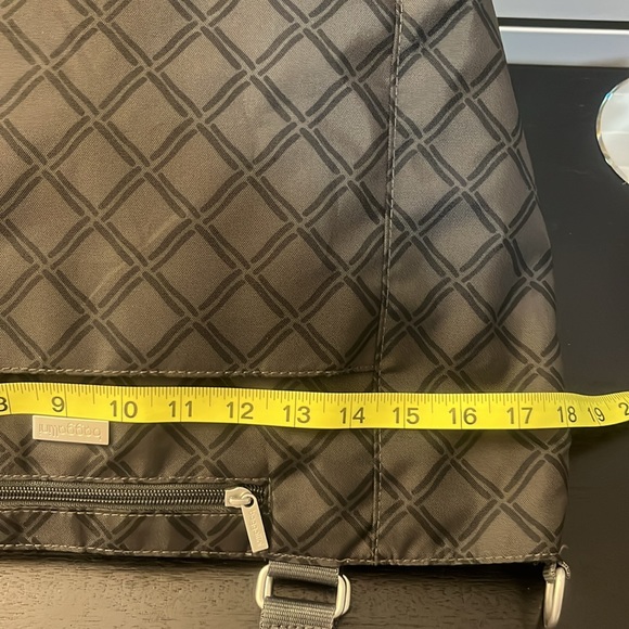 Baggallini Travel bag in excellent preowned condition, like new - Picture 9 of 15
